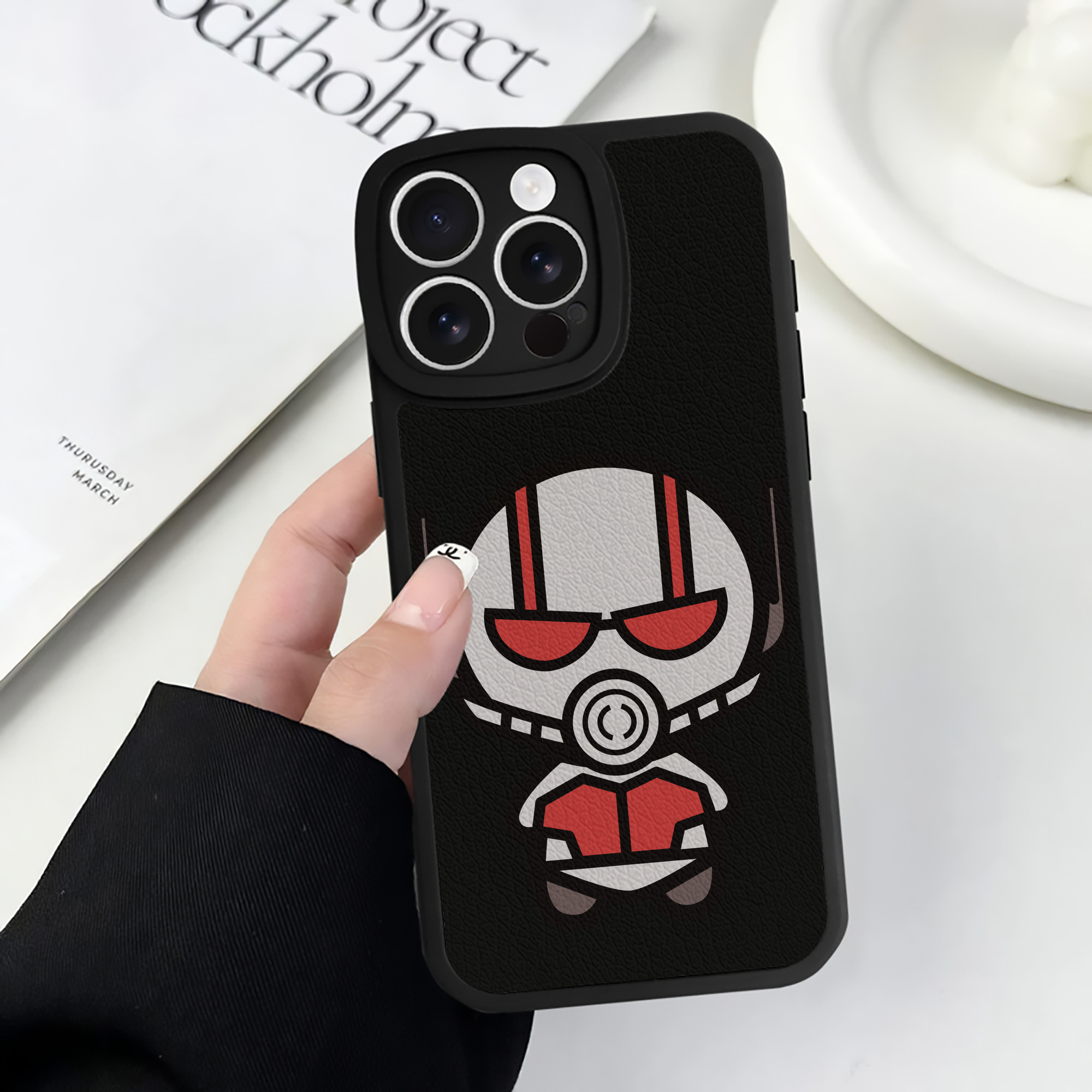 （画像用） アベンジャーズ The Avengers 【iPhone 16シリーズ対応】シリコンスマホケース（レザー調） 材質：シリコン
